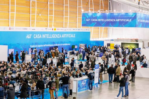Fiera A&amp;T edizione 2024 con stand e persone