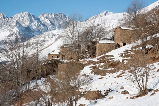Da Orbassano alle pendici del Monviso: la storia di Ambornetti, il borgo alpino che sogna di rinascere grazie alle energie rinnovabili