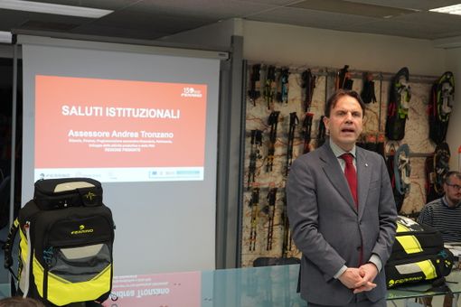 Assessore Tronzano con lo zaino da soccorso