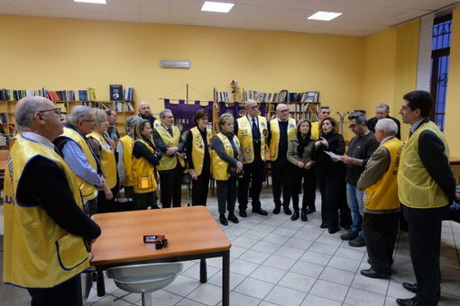 I Lions donano un frigorifero per le colazioni solidali dei senza tetto