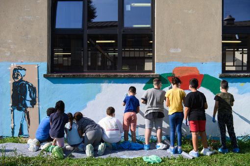 persone che dipingono un murales