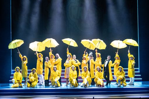 Piove sul palco dell'Alfieri: buona la "prima", ieri, per "Cantando sotto la pioggia" Piove sul palco dell'Alfieri: buona la "prima", ieri, per "Cantando sotto la pioggia"