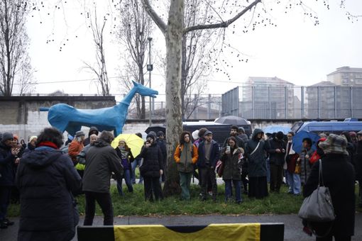 In corso Brunelleschi arriva la statua del Marco Cavallo: &quot;No alla riapertura del Cpr&quot;