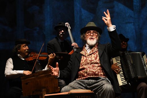 Moni Ovadia alle Fonderie Limone di Moncalieri con “Dio ride Nish koshe”