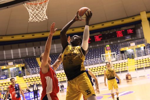 La Reale Mutua Basket Torino ce la mette tutta, ma il derby va a Biella