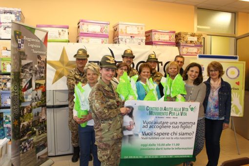 Rivoli, gli Alpini della Taurinense donano uova di Pasqua a chi è in difficoltà