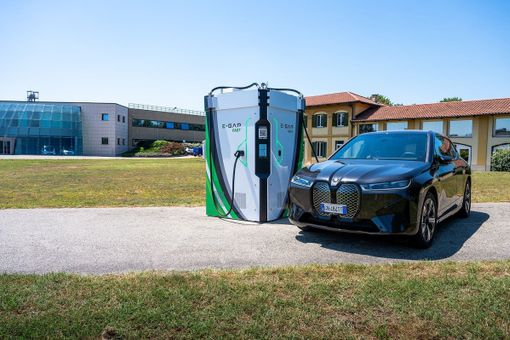 Auto elettrica in ricarica Auto elettrica in ricarica