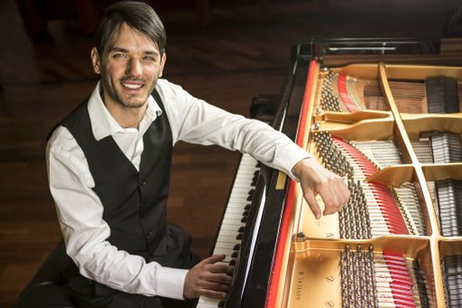 Le dolci note del pianoforte di Edoardo Turbil in un concerto all'Accademia di Musica di Pinerolo Le dolci note del pianoforte di Edoardo Turbil in un concerto all'Accademia di Musica di Pinerolo