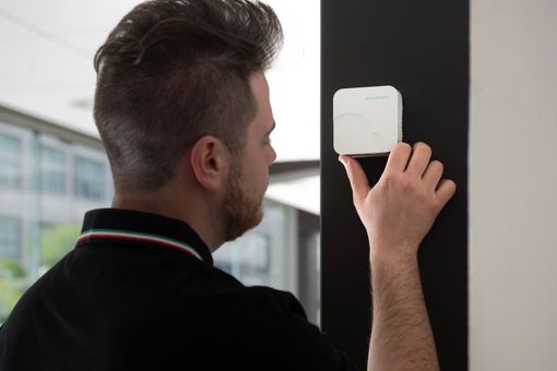 Uomo di fronte a dispositivo tecnologico Uomo di fronte a dispositivo tecnologico