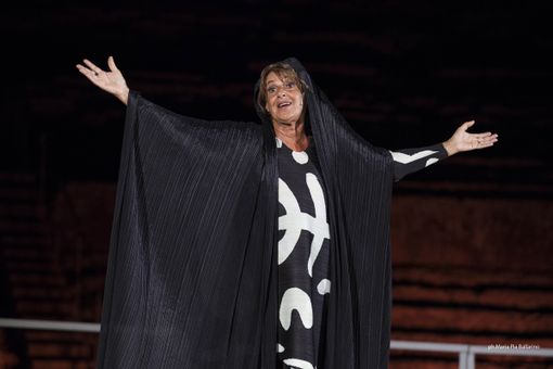 Lella Costa sul palco Lella Costa sul palco