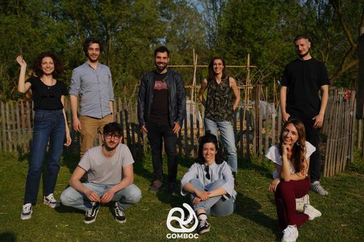 persone sedute in gruppo