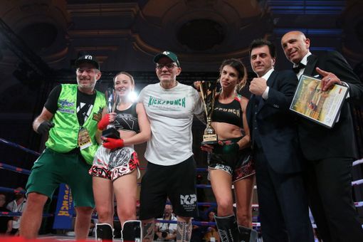 Scontro sul ring tra due atlete di kick &amp; punch