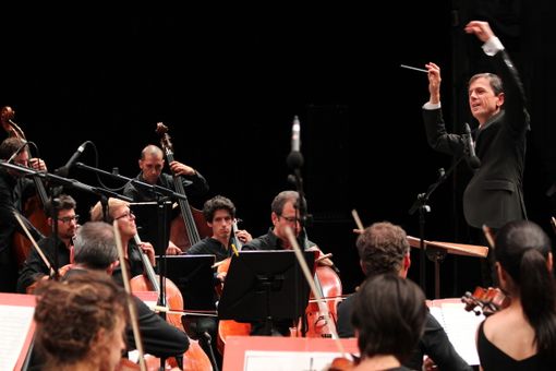 La linea del tempo corre da Brahms a Debussy con l'Orchestra Filarmonica di Torino