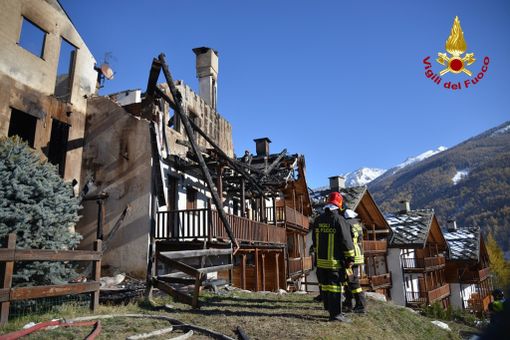 A fuoco complesso residenziale di Pragelato: lungo intervento dei vigili del fuoco, si ghiaccia l'acqua per il freddo (Guarda il video)