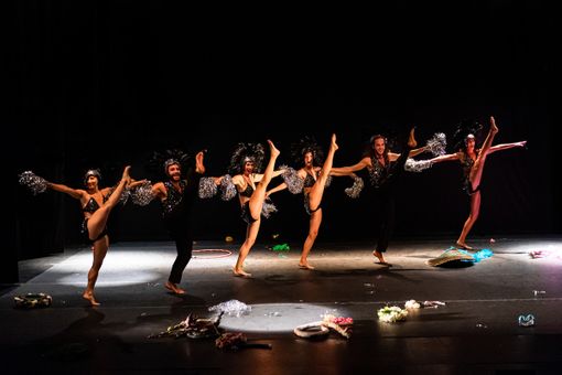 Una tragedia in forma di commedia ballata: l'Inferno di Roberto Castello ruota attorno all’invadenza dell'ego Una tragedia in forma di commedia ballata: l'Inferno di Roberto Castello ruota attorno all’invadenza dell'ego