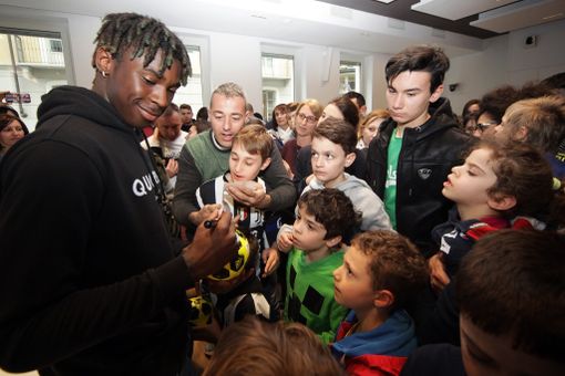 Moise Kean incontra i bambini del centro Paideia