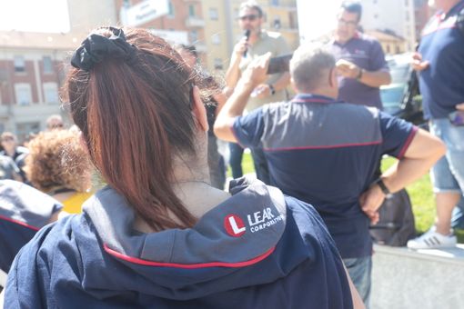 La vertenza Lear non va in ferie, i lavoratori in presidio davanti alla Regione