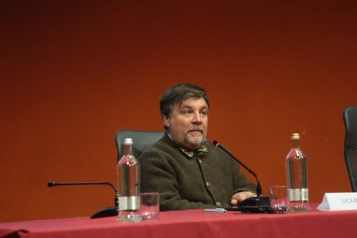 Uomo seduto in primo piano