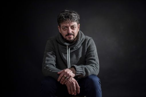 Oltre lo sguardo borghese, la fine del mondo sotto un cielo di cartapesta: &quot;Kollaps&quot; debutta al Carignano