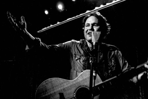 La “voce marinata nell’anima” del cantautore Martin Sexton presenterà stasera il suo nuovo disco al FolkClub