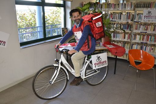 Libri consegnati a casa dai 'rider' della biblioteca, Nichelino fa viaggiare la &quot;cultura d'asporto&quot;