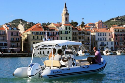 Questa estate perché non noleggi un gommone per andare alla scoperta delle insenature e spiaggette più belle del Mar Ligure di Ponente? Questa estate perché non noleggi un gommone per andare alla scoperta delle insenature e spiaggette più belle del Mar Ligure di Ponente?