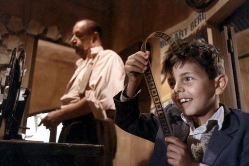 una scena di Nuovo Cinema Paradiso una scena di Nuovo Cinema Paradiso