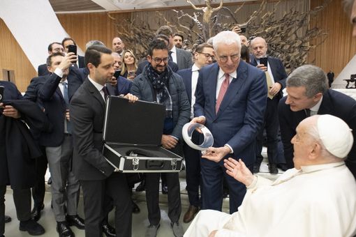 I vertici di Pininfarina al cospetto di Papa Bergoglio I vertici di Pininfarina al cospetto di Papa Bergoglio