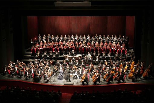 L'orchestra e il coro del Teatro Regio di Torino
