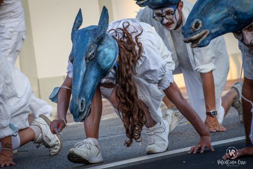 Puppet di carta pesta in sfilata a Venaria e Torino per aprire il Festival Incanti Puppet di carta pesta in sfilata a Venaria e Torino per aprire il Festival Incanti