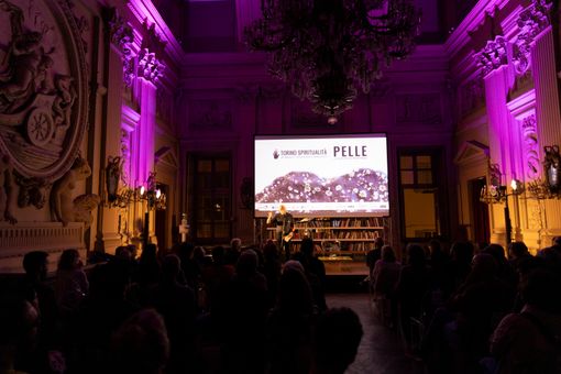 Torino Spiritualità: 10 mila persone in coda per il racconto della superficie profonda della realtà Torino Spiritualità: 10 mila persone in coda per il racconto della superficie profonda della realtà