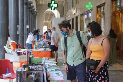 Portici di Carta, la cultura riparte: il centro di Torino si trasforma in una libreria a cielo aperto [FOTO e VIDEO]