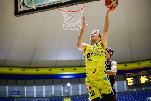 Giocatore di basket in azione Giocatore di basket in azione