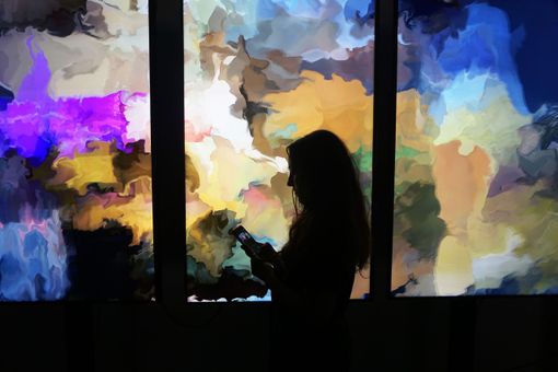 Inaugura oggi “Retroazione”, l’opera di Superbudda che vive grazie ai contributi video degli utenti