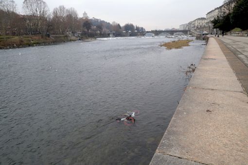 Bici lanciata dai Murazzi, nessuna attenuante per l'imputato
