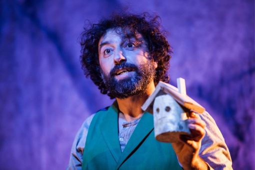 Roberto Maria Macchi, che porta in scena Vita e avventure di Babbo Natale al Teatro Concordia