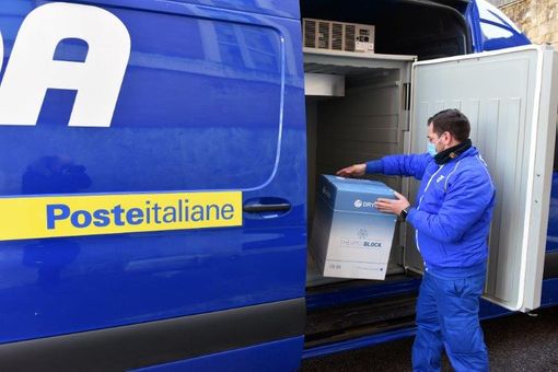 Corriere con dosi vaccino Corriere con dosi vaccino