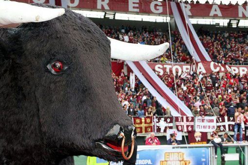 Fanno esplodere un grosso petardo nel corridoio interno della curva Maratona allo Stadio Olimpico: arrestati due ultras Fanno esplodere un grosso petardo nel corridoio interno della curva Maratona allo Stadio Olimpico: arrestati due ultras