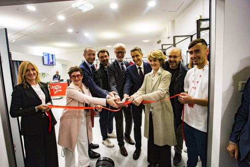 Il taglio del nastro dell'Unito Store