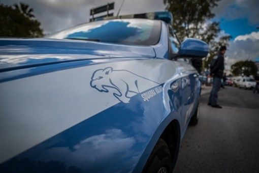 Sorprese in casa a rubare, fuggono tentando di travolgere il padre della proprietaria di casa Sorprese in casa a rubare, fuggono tentando di travolgere il padre della proprietaria di casa