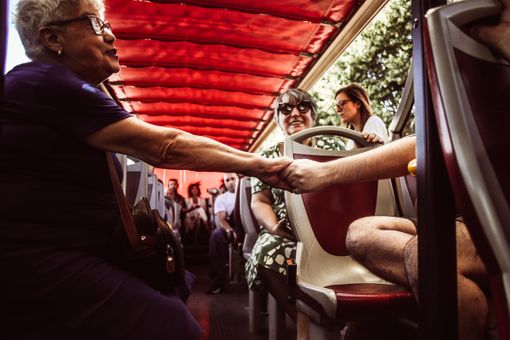 Sul bus dei sogni dal cuore di Torino fino in Barriera: uno spettacolo a più voci alla ricerca della libertà Sul bus dei sogni dal cuore di Torino fino in Barriera: uno spettacolo a più voci alla ricerca della libertà