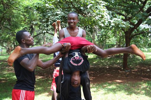 Dal Kenya a San Salvario, acrobati che volteggiano per il bene della comunità