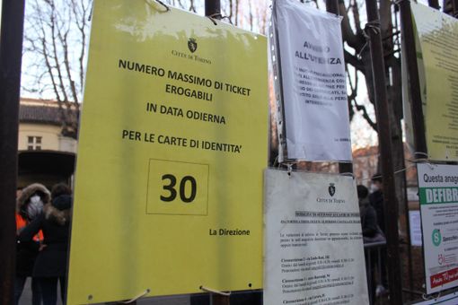 cartello appeso fuori dall'anagrafe centrale di Torino