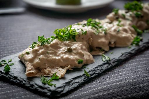 La ricetta originale del vitello tonnato, piatto fresco e ideale per l'estate