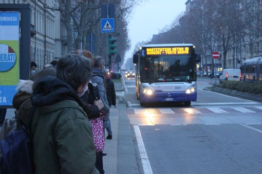 assembramenti alle fermate assembramenti alle fermate