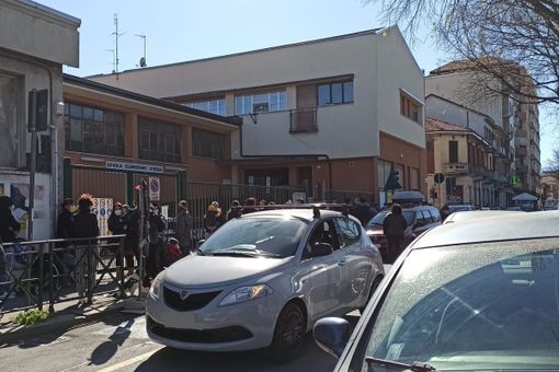 Le auto in doppia fila e la pedonalizzazione Le auto in doppia fila e la pedonalizzazione