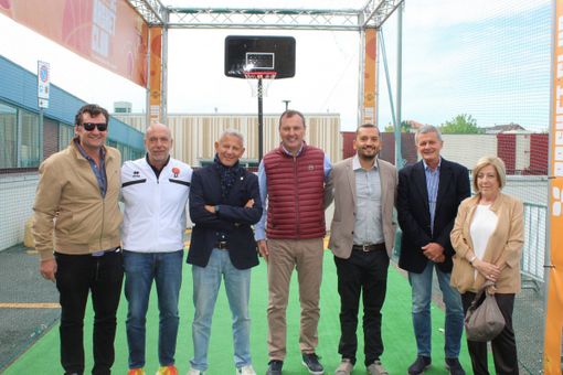 Fila di persone all'inaugurazione di due spazi Fila di persone all'inaugurazione di due spazi