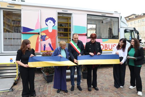Piazza Sn Carlo, taglio del nastro per il secondo Bibliobus delle biblioteche civiche Piazza Sn Carlo, taglio del nastro per il secondo Bibliobus delle biblioteche civiche