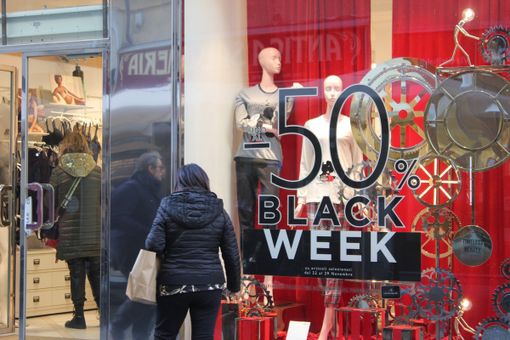 vetrina con sconti per il black friday vetrina con sconti per il black friday