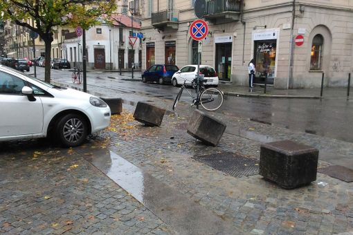Borgo Rossini, danneggiati i dissuasori della “piazzetta”